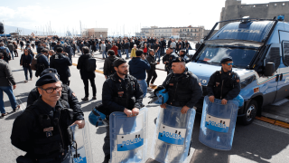 قبل مواجهة نابولي وفرانكفورت : إشتباكات عنيفة وحرق للسيارات