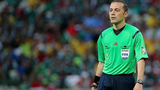 الحكم التركي جنيد تشاكر يدير مباراة برشلونة وروما بدوري الأبطال