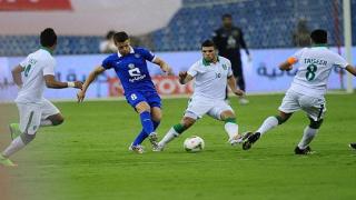 القنوات الناقلة لمباراة الهلال والاهلي اليوم وموعد توقيت الكلاسيكو السعودي المثير والترددات المجانية مع معلق اللقاء