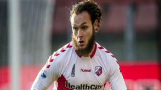 لاعب مغربي يثير ضجة بسبب رفضه مصافحة مذيعة !